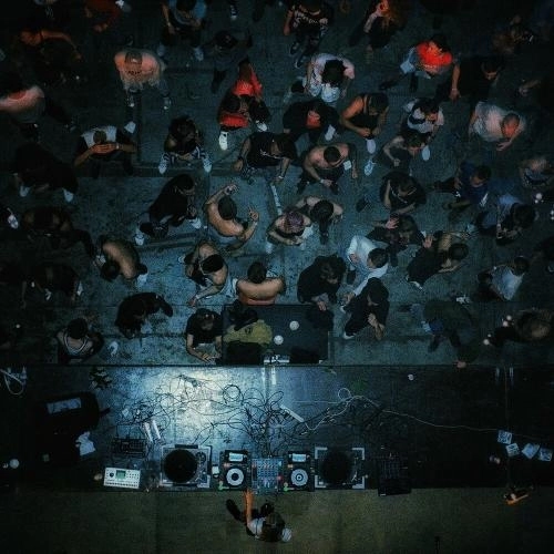 весь квартал танцует