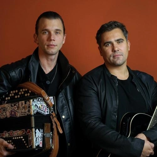 Приклеены на клей