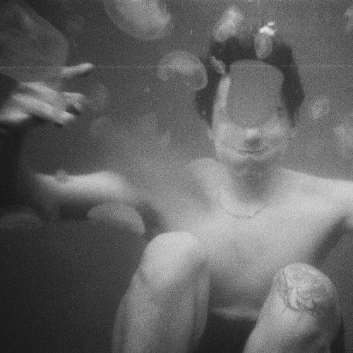 об бетон бьётся море