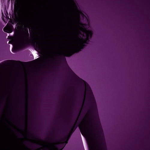 Она мило улыбается