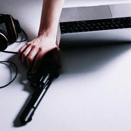 кровь течет по лицу