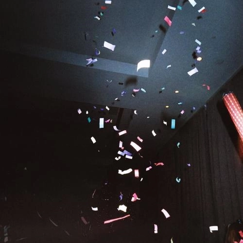 Представил нас